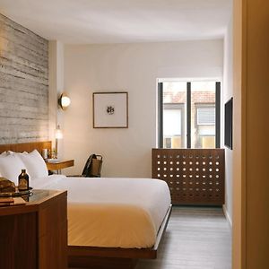 Zimmer mit Kingsize-Bett für Gäste mit Behinderungen